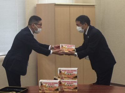田村薬品工業が医療従事者用にと、県に栄養ドリンク剤を寄贈