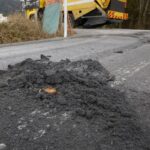 阿蘇山の火山灰、清掃車で除去
