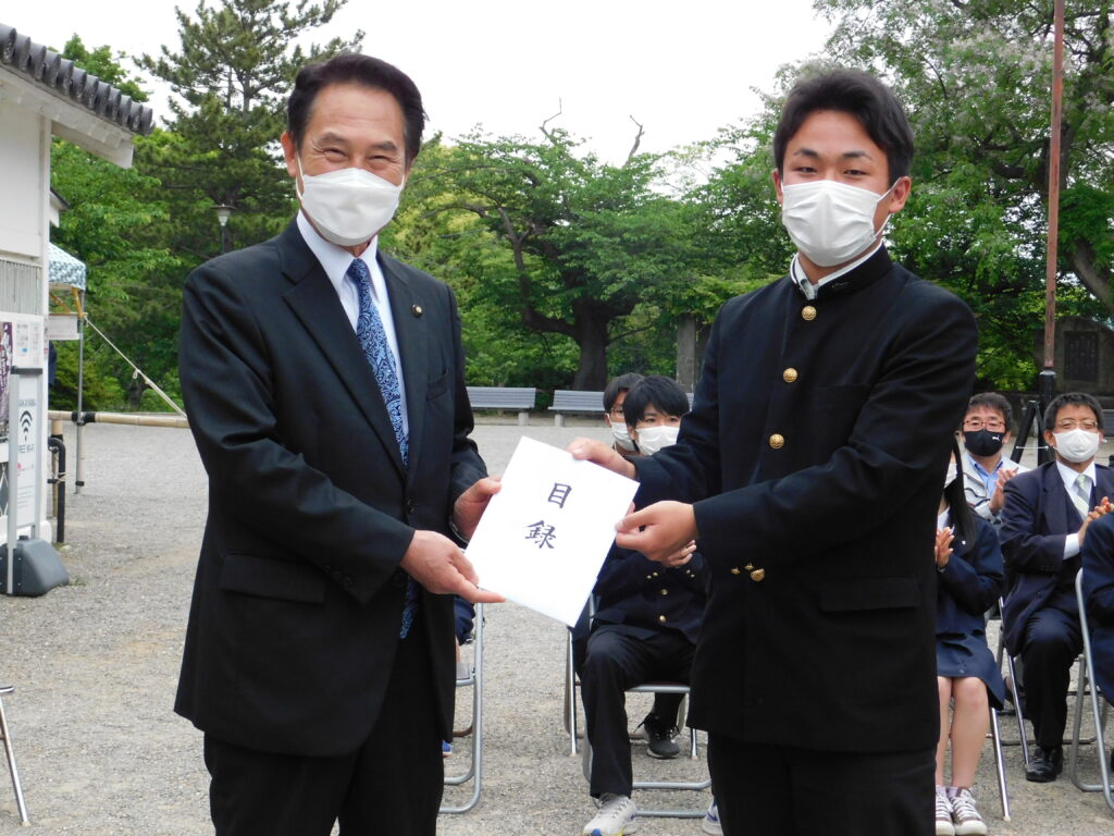 和歌山城天守閣の段差解消へ 高校生がステップ寄贈 Wbs和歌山放送ニュース