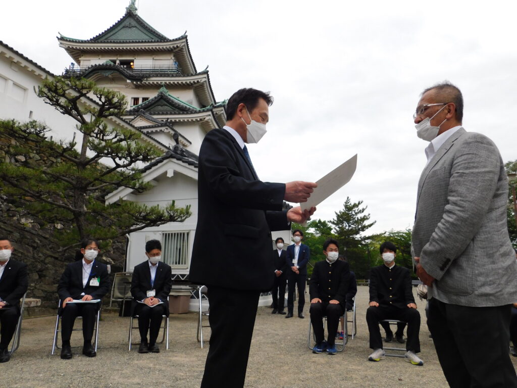 和歌山城天守閣の段差解消へ 高校生がステップ寄贈 Wbs和歌山放送ニュース
