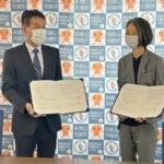 和歌山刑務所と四箇郷小学校が傷んだ学校図書の修復で協定