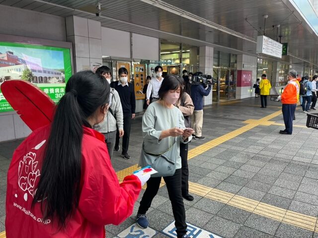 赤い羽根共同募金和歌山駅前で街頭啓発