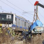 電車と軽乗用車が衝突、2人死亡