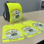 県交通安全協会が新入学児童に黄色のランドセルカバーを贈る