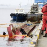 横浜で小型船転覆、2人けが