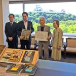 画家の中尾安希さん・和歌山市南コミセンに図書や美術書を寄贈