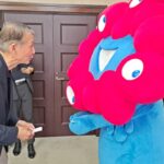 万博協賛競輪開催でミャクミャクらが和歌山県知事を表敬