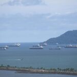 パナマ運河で貨物船渋滞
