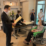 和歌山市長、１００歳を迎える高齢者を訪問し祝福