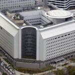 ショベルカーで9m落下か、大阪