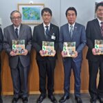 ＪＡ和歌山中央会「わかやまの農林水産業」を和歌山県教委に贈呈
