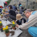 「花・彩のある暮らしプロジェクト」工場に園児招待し、苗植える