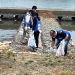 オークワとNPO団体が紀の川河川敷を清掃/和歌山市