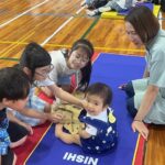 児童が赤ちゃんや保護者と交流　今福小で/和歌山市