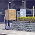 はやくも猛暑対策・和歌山地方合同庁舎の警備員に日よけスペース設置