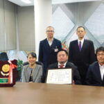 全国弁論大会で準優勝、和歌山盲学校・稲川祐司さんが県教育長に報告