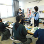 目の不自由な子どもが　難民に古着を届ける取り組み、和歌山盲学校で