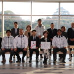 和歌山東南RC、城ホールに木製ベンチ寄贈/和歌山市