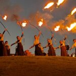 本州最南端の「火祭り」望楼の芝が炎に包まれ幻想的光景に／和歌山・串本