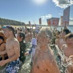 田辺市扇ヶ浜で１００回目の「新春初泳ぎ」