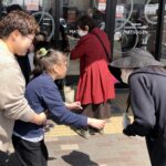 盲学校の児童生徒が点字ブロック啓発／和歌山