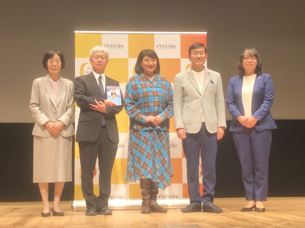 フォトセッションにのぞむ俳優の松下由樹さん（写真中央）ら登壇者